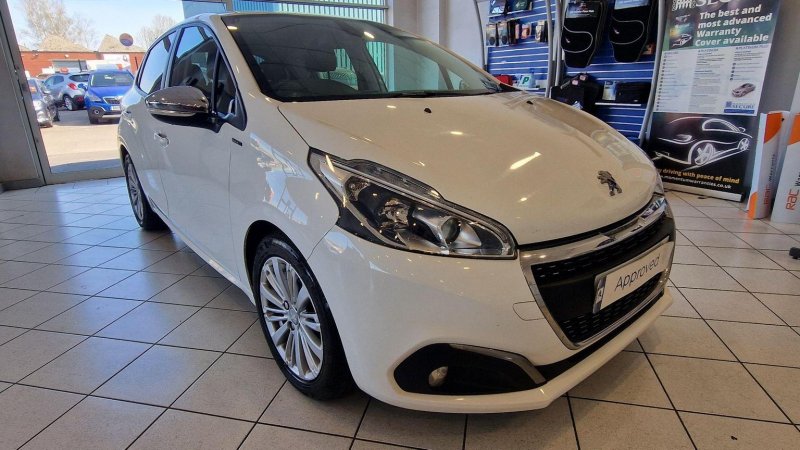 PEUGEOT 208
