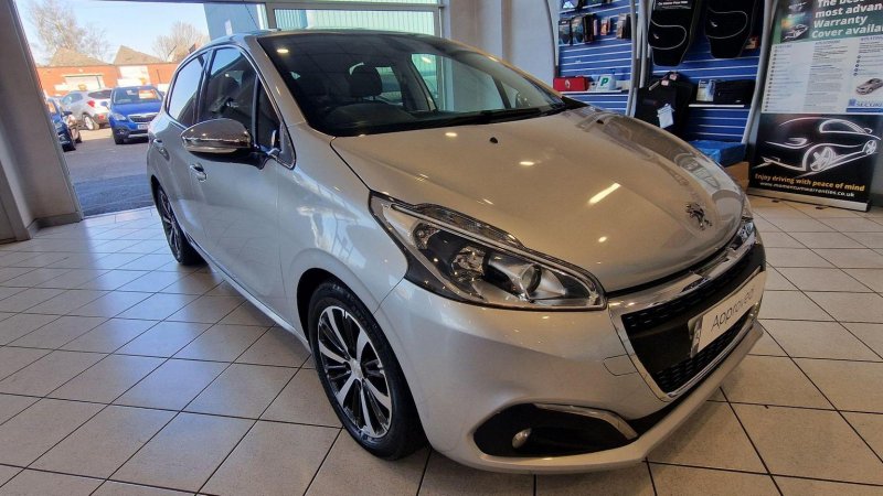 PEUGEOT 208