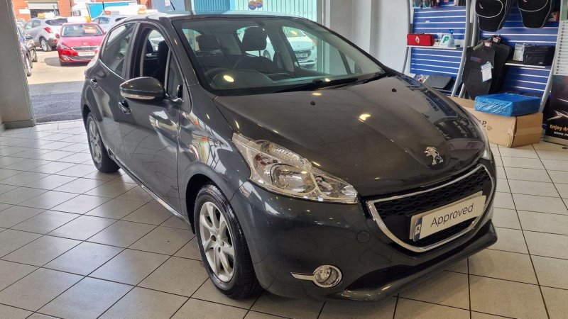 PEUGEOT 208