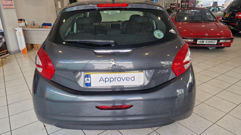 PEUGEOT 208