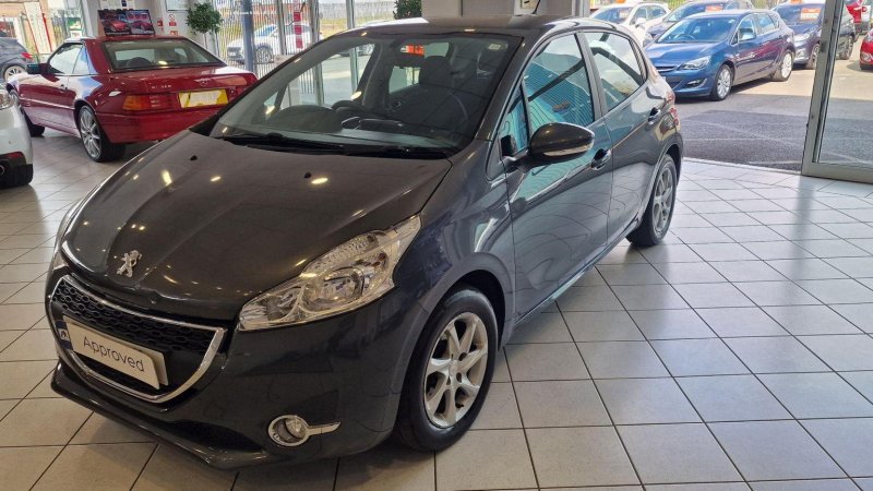PEUGEOT 208